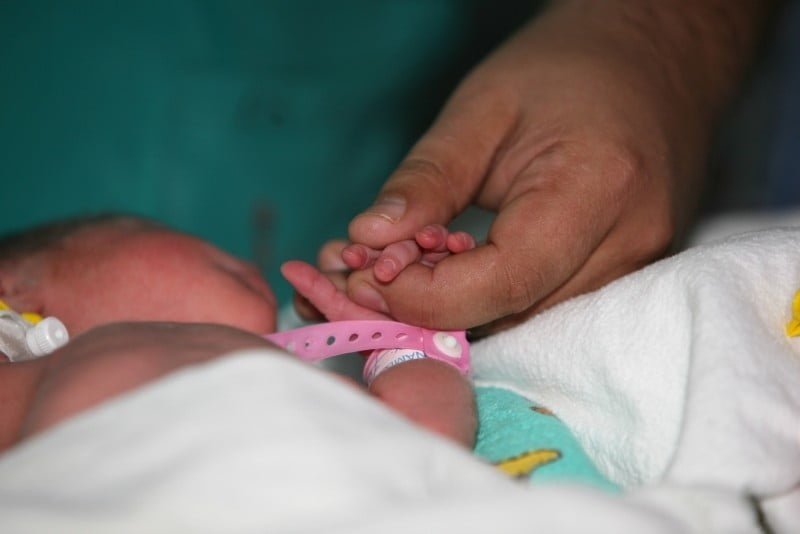 Bebelus bătut grav de mama sa
