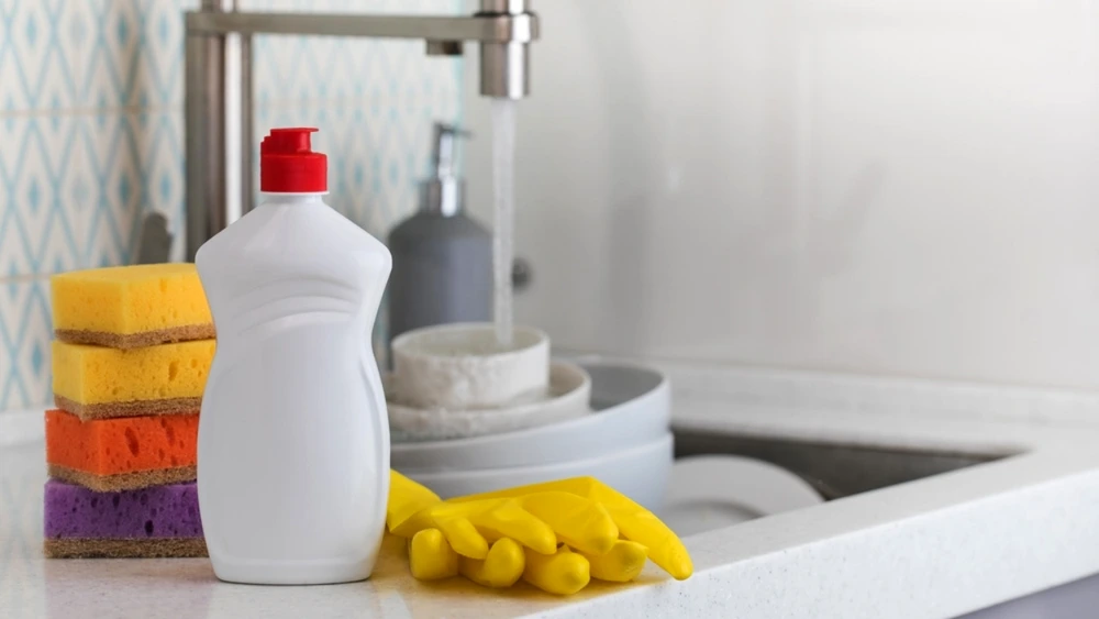 Detergentul lichid de vase te ajută și în aceste situații!