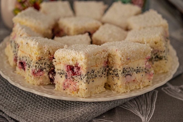 Prăjitura Lady cu blat de mac, cremă de vanilie și vișine