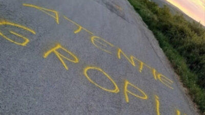 Sătui de gropi, localnicii din Iași au scris mesaje de protest pe asfalt