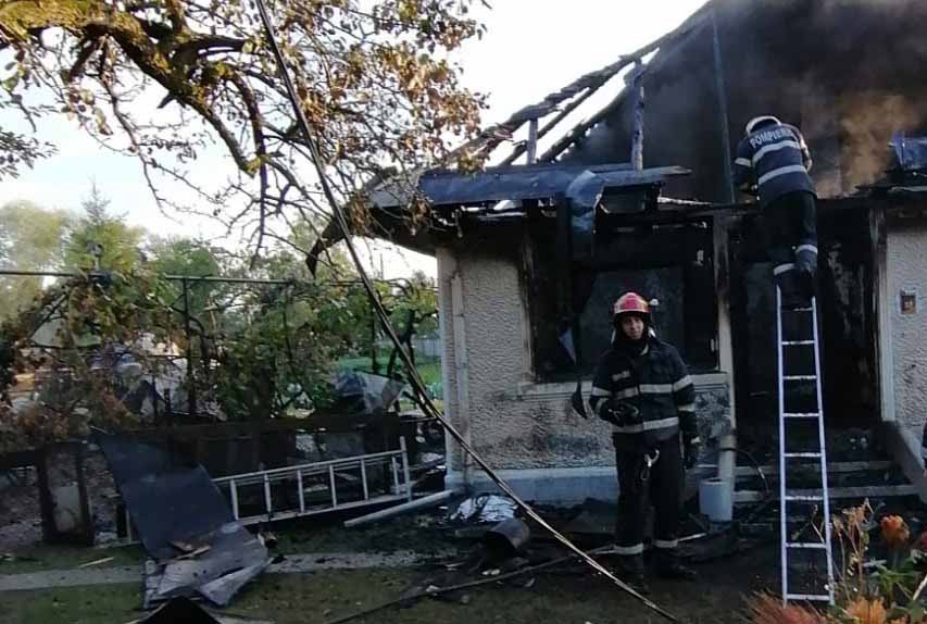 a-dat-foc-casei-spanzurat