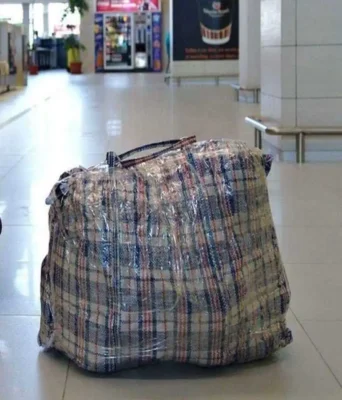A deschis pachetul de la părinți și a avut un șoc! Ce a găsit în loc de mâncare te va lăsa fără cuvinte