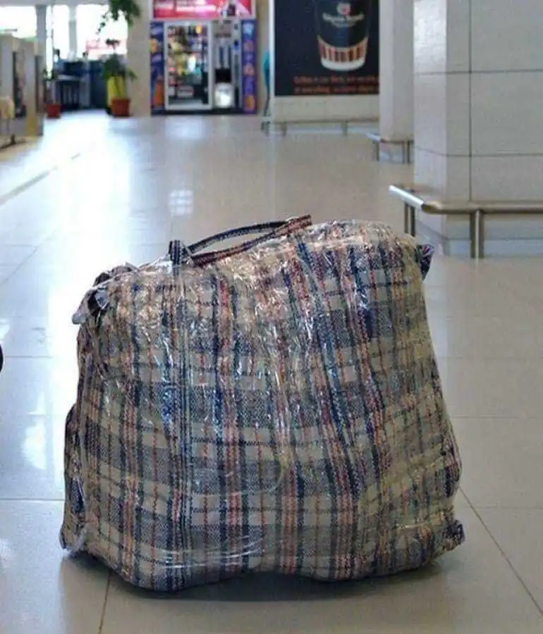 A deschis pachetul de la părinți și a avut un șoc! Ce a găsit în loc de mâncare te va lăsa fără cuvinte
