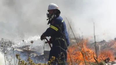 Descoperă cum incendiile de vegetație îngroașă aerul Greciei. Situația alarmantă de pe insula Serifos