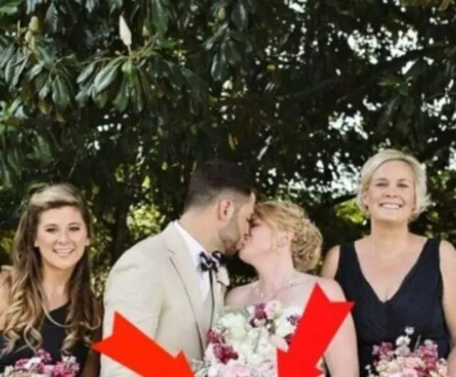 Tocmai se CĂSĂTORISERĂ și au vrut să facă o FOTOGRAFIE DE GRUP în care SE SĂRUTĂ, dar priviți CE FACE FATA