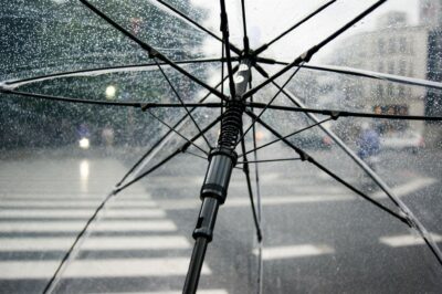 Furtunile și ploile torențiale pun stăpânire pe vestul țării: Temperaturi în picaj și fenomene extreme pe radar!