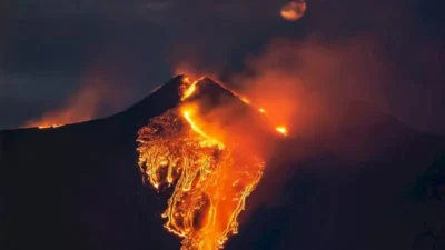 Etna, vulcanul activ, a erupt din nou, perturbând traficul aerian