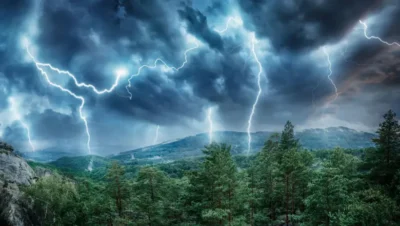 Trei adolescenți, răniți de fulger pe plajă în timpul unei furtuni intense. Meteorologia neprielnică creează dificultăți pentru autorități și vacanțieri