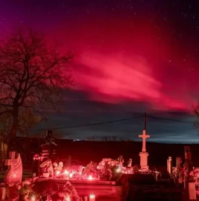 Cerul României s-a transformat într-un tablou impresionant, cu nuanțe spectaculoase de violet și roșu, datorită aurorei boreale