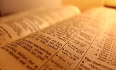 O femeie în vârstă întrerupe legăturile cu nepotul ei, lăsându-i doar o Biblie și un bilet pe care scria: „Deschide-o când vremurile devin grele.”