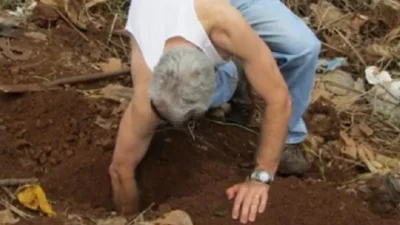 Își săpa liniștit pământul din grădină, dar i s-a părut ciudat când și-a văzut câinele schelălăind si dand cu labele disperat în țărână.