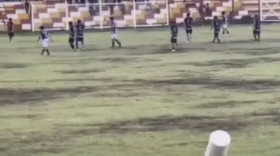 Tragedie pe terenul de fotba! Un fulger a lovit mortal un jucător, alți cinci au fost răniți