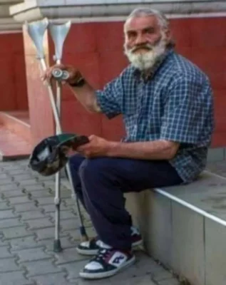 Nu mai mâncase de câteva zile și stătea în frig, într-un colț de bloc. O femeie l-a văzut și l-a luat într-un restaurant să îi cumpere ceva de mâncare. Patronul restaurantului nu a vrut sa-l servească batranel și i-a obligat să părăsescă localul… Ce a urmat, ne-a lăsat pe toți fără cuvinte!