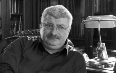 Sute de flori și lumânări la mormântul lui Silviu Prigoană, la o zi de la înmormântarea secretă. Familia Prigoană are un cavou pe trei etaje, din marmură neagră, cu simboluri religioase sculptate în piatră albă