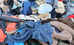 Se schimbă regulile! Ce trebuie să știe românii despre reciclarea hainelor vechi din 2025