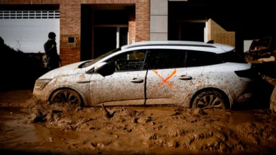 Misterul „X”-ului portocaliu de pe mașinile distruse de inundații în Spania. Ce mesaj important transmite autoritățile!
