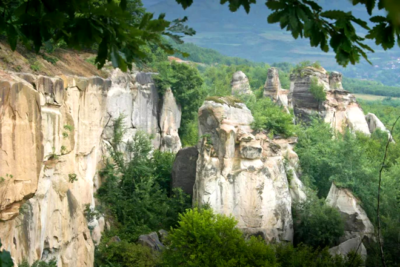Grădina Zmeilor, locul magic din Transilvania unde stâncile spun povești de iubire și blesteme
