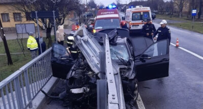 Impact devastator în Timiș, în prima zi de Crăciun. Un tânăr rănit, mașină distrusă complet