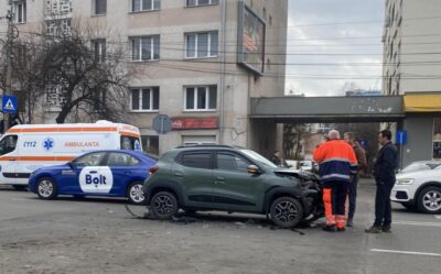 Accident în Cluj-Napoca. Două mașini s-au ciocnit în Piața Abator, un bărbat a ajuns la spital