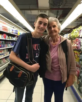 Băiatul sărac plătește cumpărăturile unei femei în vârstă