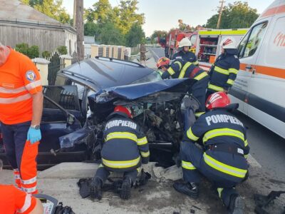 Accident mortal pe DN68! Mașină făcută zob de TIR, șoferul a murit pe loc