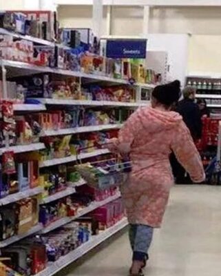 Era trecut de ora 22 00 si eram la coada la supermarket