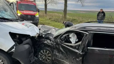 Accident grav! Patru persoane au fost descarcerate de către pompieri
