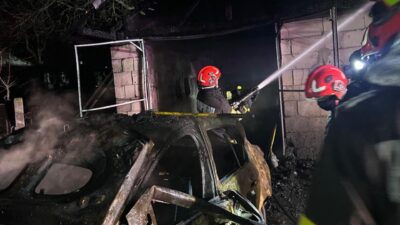 Explozie violentă într-un garaj. Trei persoane rănite, mașini distruse și pagube majore