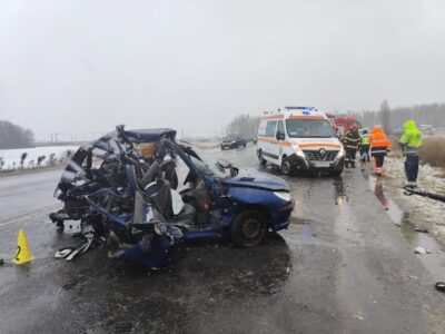 Mașină spulberată de ambulanță! O persoană a murit, iar alta se zbate între viață și moarte!