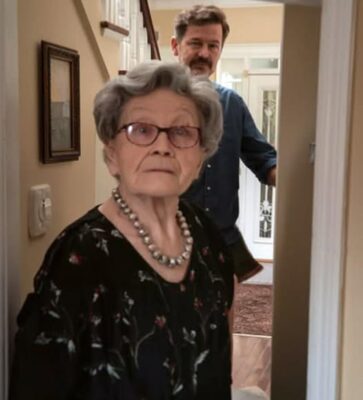 PRIETENUL MEU MI-A CERUT SĂ MĂ MUT CU EL, DAR ÎN ZIUA MUTĂRII MAMA LUI A SPUS NU