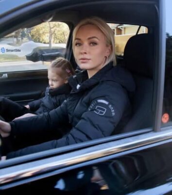 VECINA MEA CONTINUA SA MI CEARA SA I DUC FIICA LA SCOALA DAR S A REFUZAT CAND I AM CERUT UN FAVOARE ASA CA M AM PREGATIT