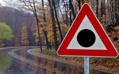 Semnul cu bulină neagră: ce indică și de ce este esențial pentru siguranța rutieră
