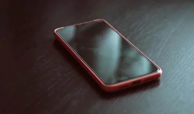 Am găsit telefonul secret al soțului meu în dulapul lui — Avea un singur număr în agenda telefonică