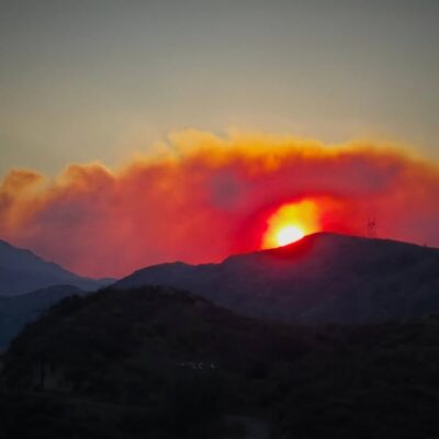 Cer roșu ca focul: Los Angeles, cuprins de o atmosferă apocaliptică din cauza incendiilor devastatoare”