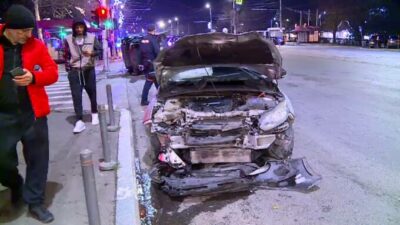 Accident grav! O mașină răsturnată și trei persoane rănite, după un impact în mijlocul intersecției