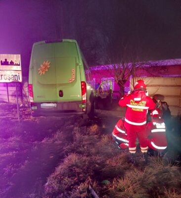 Accident devastator în vestul țării – microbuz cu 15 pasageri implicat într-o coliziune cu un autoturism