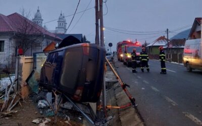 Accident spectaculos în Dej! O mașină s-a răsturnat pe strada Șomcutului