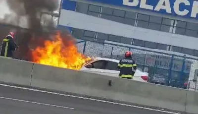 Incendiu spectaculos pe șosea: o mașină a fost cuprinsă de flăcări la intrarea în Pitești!
