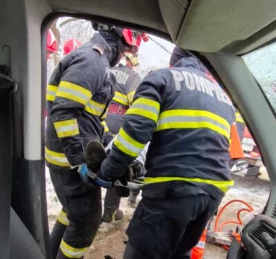 Accident grav în județul Arad. Două mașini implicate, trei persoane rănite