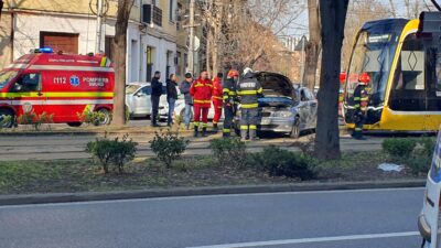 Accident grav în Timișoara: Șoferul autoturismului, salvat dintr-o situație critică după coliziunea cu un tramvai