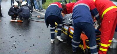 Accident rutier șocant în Ploiești: o mașină s-a răsturnat, două persoane rănite!