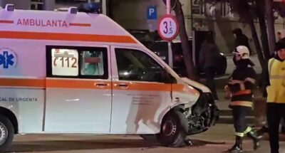 Ambulanta in misiune lovita de un autoturism in plin centrul orasului