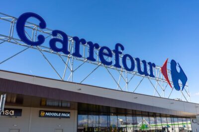 Carrefour taie prețurile cu până la 70%, în timp ce românii sunt îndemnați să evite supermarketurile