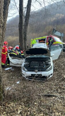 Accident grav pe DN 7A: Trei persoane rănite, una încarcerată