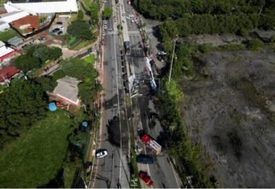 ACUM! Un avion s-a prăbușit pe autostradă și a lovit un autobuz