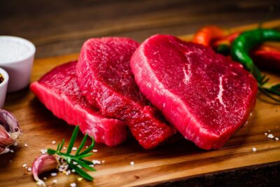 Revoluție în alimentație: Banca Mondială vrea să renunțăm la carne și lactate pentru a salva planeta