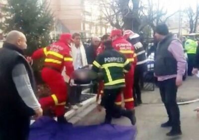 Accident grav în Moșnița Veche! O fetiță de 4 ani pe bicicletă, lovită de o mașină și transportată de urgență la spital