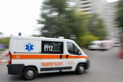 Accident rutier grav la Piatra Fântânele. Pompierii intervin pentru salvarea șoferului din autocamionul frigorific răsturnat