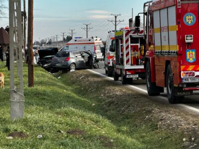 Accident rutier în comuna Merișani: două autoturisme implicate în coliziune