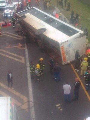 Accident tragic de autobuz în apropierea aeroportului din Johannesburg! 12 morți și 45 de răniți în urma incidentului devastator